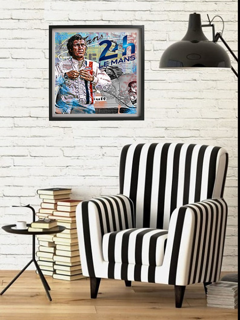 Pu&ograve; includere: Una stampa incorniciata di un uomo in tuta da corsa con il testo "24h Le Mans" su uno sfondo blu e bianco.