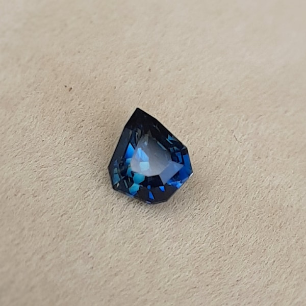 0.85Ct Natural Peacock Sapphire - Kite Shape Teal Sapphire  - Unheated Blue Green Sapphire for Jewellery Making