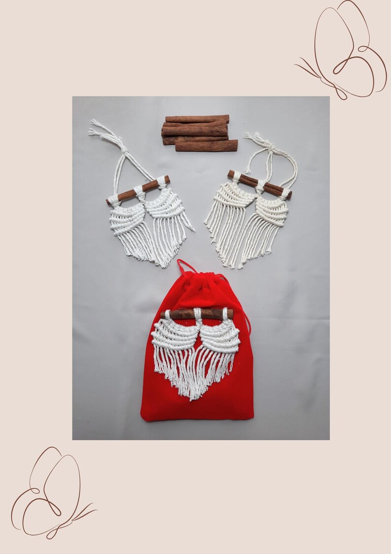 Pu&ograve; includere: Tre arazzi macram&eacute; bianchi con bastoncini di cannella, due sono su una superficie bianca e uno &egrave; su una pochette di velluto rosso.