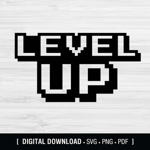Könnte beinhalten: Schwarz-weißes Pixel-Art-Grafik, das "LEVEL UP" im Stil eines Retro-Videospiels sagt.