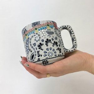 Taza texturizada de autor multicolor/negro/blanco de 18 oz, taza de cerámica hecha a mano, taza de café de cerámica hecha a mano, taza de café de cerámica