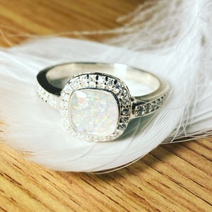 Cremation ashes /hair/fur keepsake memorial ring. Sterling silver and CZ stones Bild 1
