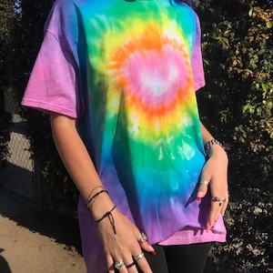 Maglietta tie-dye con cuore arcobaleno