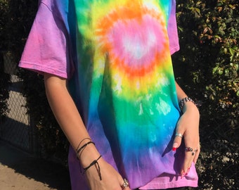 Koszulka tie-dye z tęczowym sercem