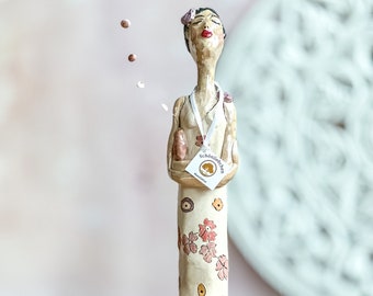Frauenskulptur im Blumenkleid, moderne Skulptur Frau, zeitgenössische Kunst, einzigartiges Geschenk Frau