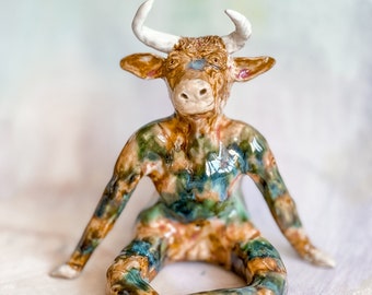 Sternzeichen Stier, andalusischer Stier, Bulle, Kuh, Skulptur, handgefertigte Keramikkunst in grün, beige und zart rosa, Geschenk Vatertag