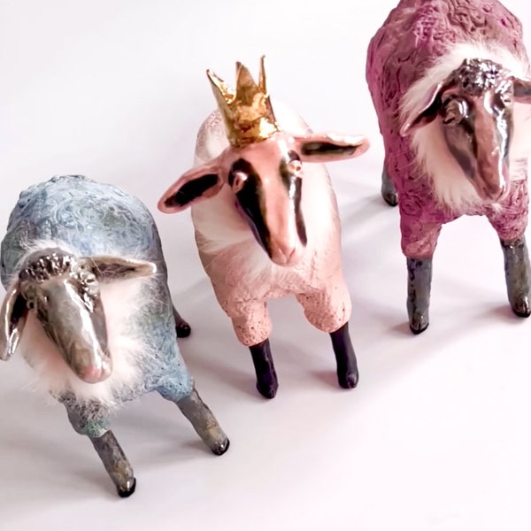 Drei Schafe König trägt Krone, handgefertigte Kunstkeramik, Schaf Deko, Keramikschafe, Geschenk Muttertag, dekorative Keramik