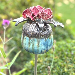 Gartenstecker FLORALES OBJEKT, frostfeste handgefertigte Gartenkeramik, Fensterbank Deko, Geschenk für Gartenfreundin