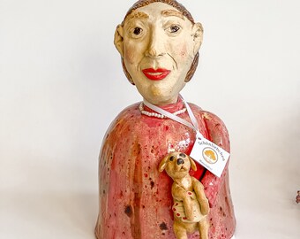 Frau mit Hund Gartenschmuck, besondere Buchstütze, Keramikfigur mit Hund, Skulptur Frau rot, Frauenbüste, Fensterbank Deko, Geschenk