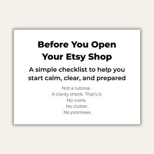 Op de afbeelding: Een witte rechthoekige afbeelding met zwarte tekst die luidt: "Voordat u uw Etsy-winkel opent". De tekst gaat verder met: "Een eenvoudige checklist om u te helpen kalm, helder en voorbereid te beginnen."