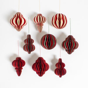 Eleganti palline di Natale in carta: eleganza sostenibile per il tuo albero di Natale rosso, bianco e verde