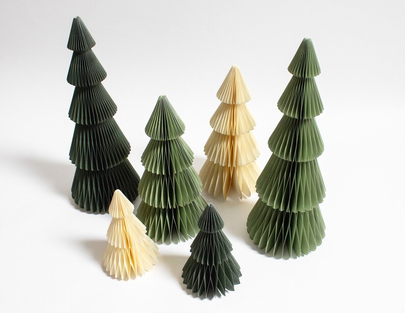 Weihnachtsbaum aus Papier, nachhaltiger Tannenbaum, Papier