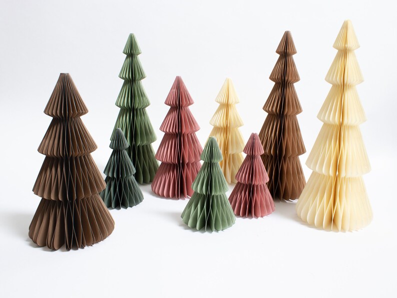 Weihnachtsbaum aus Papier, nachhaltiger Tannenbaum, Papier