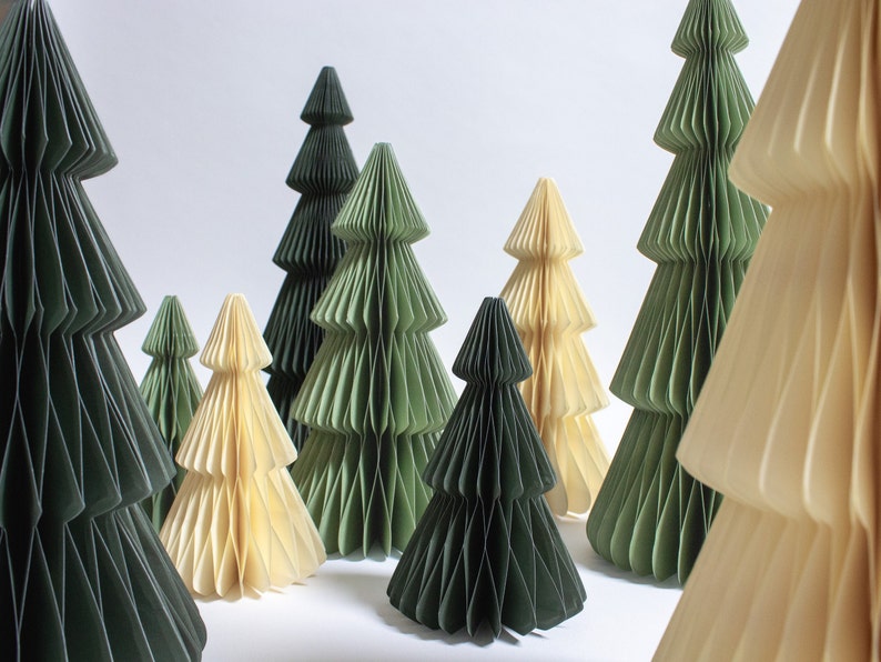 Weihnachtsbaum aus Papier, nachhaltiger Tannenbaum, Papier