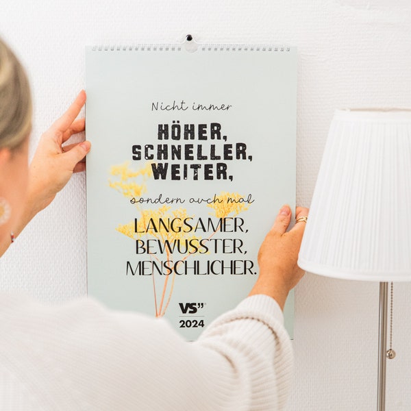 Monatskalender 2024 zum Aufhängen | Wandkalender A3 mit Sprüchen | Typo-Kalender  "Best of VS"