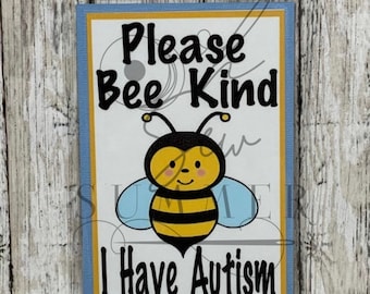 Puede incluir: Una abeja de dibujos animados amarilla y negra sobre un fondo azul y blanco. El texto "Please Bee Kind I Have Autism" está escrito en la tarjeta.