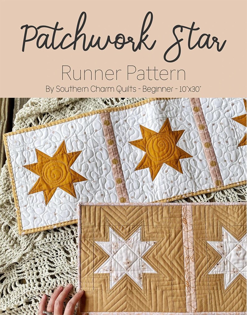K&ouml;nnte beinhalten: Nahaufnahme eines Patchwork-Stern-L&auml;ufermusters. Der L&auml;ufer ist wei&szlig; mit goldenen Sterndesigns und einem rosa Rand. Der Text "Patchwork Star Runner Pattern" steht oben. Der L&auml;ufer misst 25,4 cm x 76,2 cm.