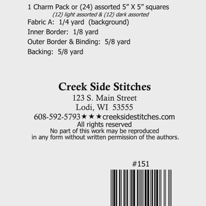 K&ouml;nnte beinhalten: Ein wei&szlig;es Papier mit Text, der die Stoffanforderungen f&uuml;r ein N&auml;hprojekt detailliert. Der Text enth&auml;lt Ma&szlig;e in Zoll und Yards sowie das Logo, die Adresse und einen Barcode von Creek Side Stitches.