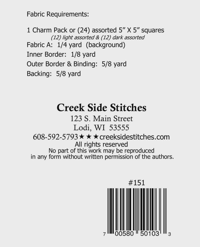 K&ouml;nnte beinhalten: Ein wei&szlig;es Papier mit Text, der die Stoffanforderungen f&uuml;r ein N&auml;hprojekt detailliert. Der Text enth&auml;lt Ma&szlig;e in Zoll und Yards sowie das Logo, die Adresse und einen Barcode von Creek Side Stitches.
