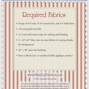 Może przedstawiać: Wz&oacute;r tkaniny do druku na Patchwork Patriotic Table Runner, o wymiarach 31,75 cm x 134,62 cm po ukończeniu. Projekt zawiera listę wymaganych tkanin, w tym czerwoną, kremową, niebieską i złotą wełnianą filc. Od Shabby Fabrics.