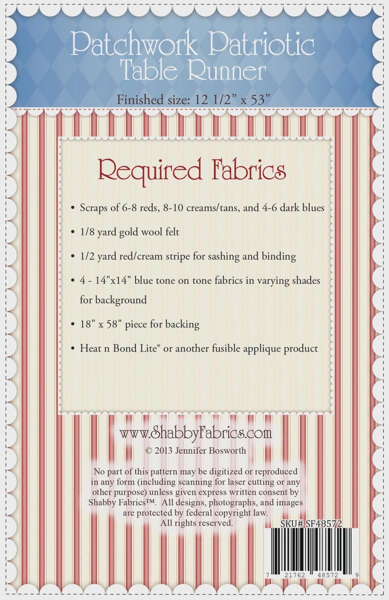Może przedstawiać: Wz&oacute;r tkaniny do druku na Patchwork Patriotic Table Runner, o wymiarach 31,75 cm x 134,62 cm po ukończeniu. Projekt zawiera listę wymaganych tkanin, w tym czerwoną, kremową, niebieską i złotą wełnianą filc. Od Shabby Fabrics.