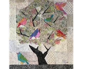 Puede incluir: Un edredón con un árbol con pájaros coloridos. El árbol tiene un tronco y ramas negras, con pájaros en tonos de rojo, rosa, azul y verde. El fondo es un patchwork de telas florales y estampadas. El texto "Audubon Society" está en la parte superior.