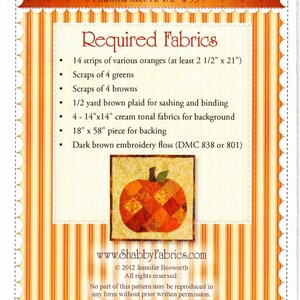 K&ouml;nnte beinhalten: Ein Schnittmuster f&uuml;r einen Patchwork-K&uuml;rbis-Tischl&auml;ufer mit einer fertigen Gr&ouml;&szlig;e von 31.75 cm x 134.6 cm. Das Design zeigt einen K&uuml;rbis aus orangefarbenen und braunen Stoffquadraten. Das Muster enth&auml;lt eine Liste der ben&ouml;tigten Stoffe.