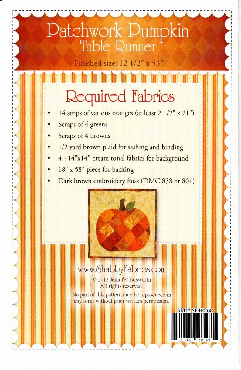 K&ouml;nnte beinhalten: Ein Schnittmuster f&uuml;r einen Patchwork-K&uuml;rbis-Tischl&auml;ufer mit einer fertigen Gr&ouml;&szlig;e von 31.75 cm x 134.6 cm. Das Design zeigt einen K&uuml;rbis aus orangefarbenen und braunen Stoffquadraten. Das Muster enth&auml;lt eine Liste der ben&ouml;tigten Stoffe.