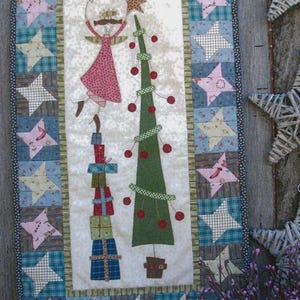 Chloes Christmas Tree Wall Hanging | Pattern | Anni Downs Hatched and Patched | Embroidery Stitchery Applique | Rusty