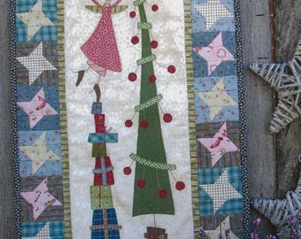 Chloes Christmas Tree Wall Hanging | Pattern | Anni Downs Hatched and Patched | Embroidery Stitchery Applique | Rusty