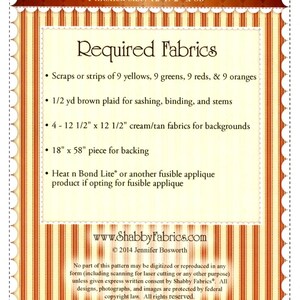 K&ouml;nnte beinhalten: Ein Schnittmuster f&uuml;r einen Patchwork-Ahornblatt-Tischl&auml;ufer mit einer fertigen Gr&ouml;&szlig;e von 31.75 cm x 134.62 cm. Das Design zeigt einen cremefarbenen und beigefarbenen Hintergrund mit einem braunen und orangefarbenen Streifenrand. Das Muster enth&auml;lt Angaben zu den ben&ouml;tigten Stoffen und Anweisungen.