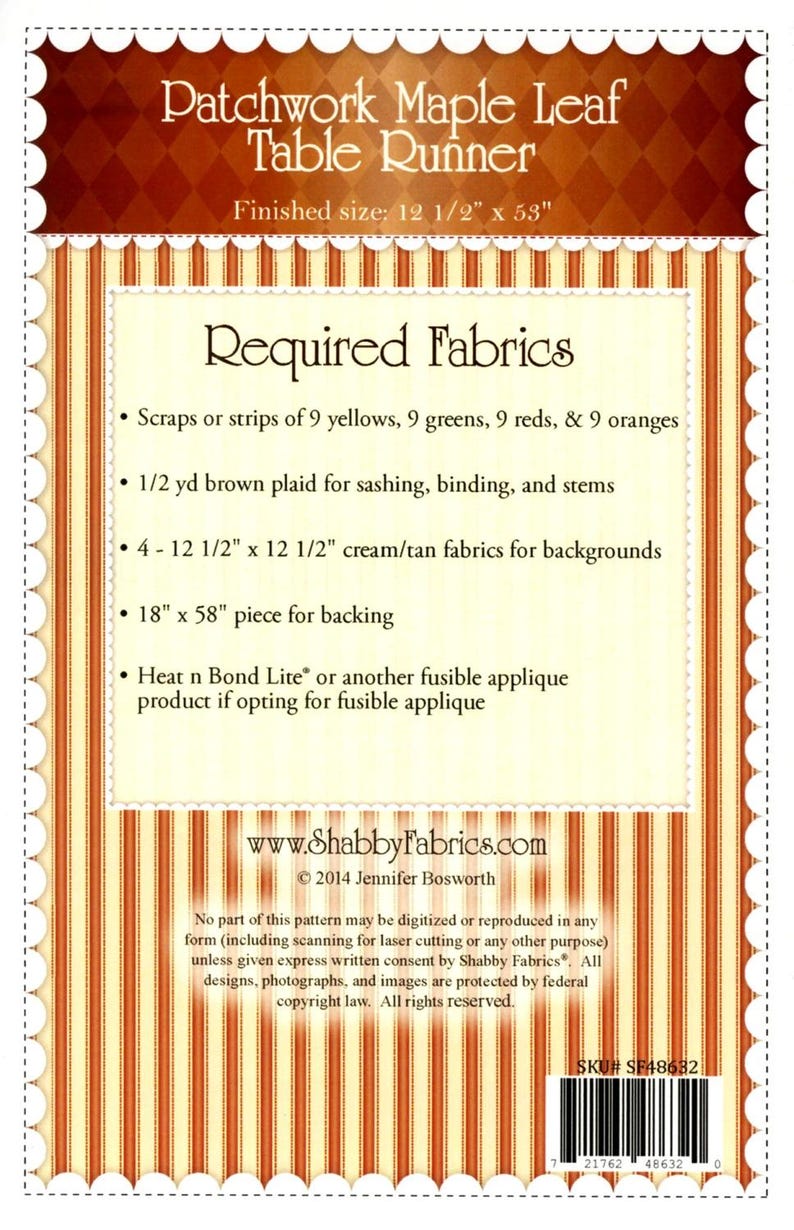 K&ouml;nnte beinhalten: Ein Schnittmuster f&uuml;r einen Patchwork-Ahornblatt-Tischl&auml;ufer mit einer fertigen Gr&ouml;&szlig;e von 31.75 cm x 134.62 cm. Das Design zeigt einen cremefarbenen und beigefarbenen Hintergrund mit einem braunen und orangefarbenen Streifenrand. Das Muster enth&auml;lt Angaben zu den ben&ouml;tigten Stoffen und Anweisungen.