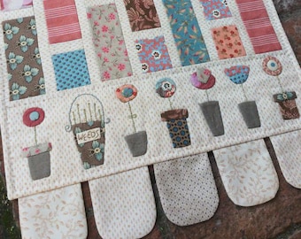 Garden Path Tablerunner | Pattern | Anni Downs Hatched and Patched | Embroidery Stitchery Applique | Rusty