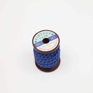 Lori Holt Vintage Trim Small Denim Wooden Spool RiC RaC | 1 SPOOL 12 YARDS | Stvl-8548 Wave Ribbon Yellow | Rusty