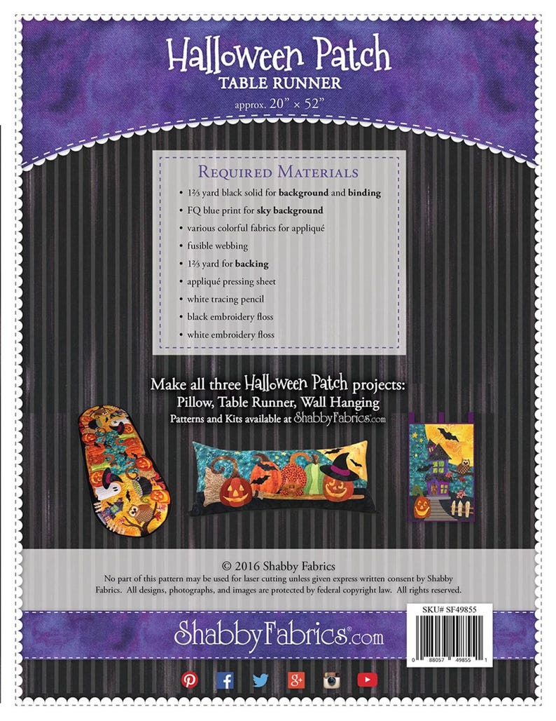 以下が含まれることがあります： ハロウィンパッチのテーブルランナーパターン、約51cm x 132cm、必要な材料のリスト付き。デザインには、枕、テーブルランナー、壁掛けが含まれます。 Shabby Fabricsのロゴが一番下にあります。