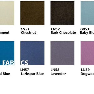 Puede incluir: Una carta de colores con 12 muestras de tela, cada una etiquetada con un nombre de color y un c&oacute;digo. Los colores incluyen Kumquat, Pergamino, Casta&ntilde;o, Chocolate de corteza, Azul beb&eacute;, Azul polvo, Azul pavo real, Azul cristal, Azul delphinium, Lavanda, Rosa de cornejo y Teal profundo.