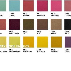 Puede incluir: Una carta de colores con 36 muestras de tela, cada una etiquetada con un nombre de color y un c&oacute;digo. Los colores van del azul claro al morado oscuro. La carta se titula "RUSTY POOF FABRICS".