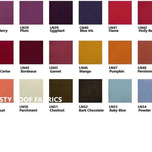 Puede incluir: Una carta de colores con 16 muestras de tela, cada una etiquetada con un c&oacute;digo y un nombre de color. Las muestras est&aacute;n dispuestas en tres filas de seis. Los colores incluyen: Very Berry, Plum, Eggplant, Blue Iris, Flame, Holly Berry, Dark Cerise, Bordeaux, Garnet, Mango, Pumpkin, Persimmon, Kumquat, Parchment, Chestnut, Bark Chocolate, Baby Blue y Powder Blue.