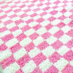Roze geruit tapijt, Marokkaans geruit tapijt, roze en wit geblokt tapijt, op maat gemaakt Marokkaans tapijt van geweven wol, roze geruit tapijt