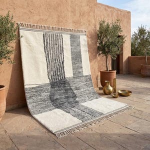 Alfombra de pelo largo abstracta en blanco y gris - Alfombra bereber marroquí hecha a mano - Alfombra moderna geométrica de patchwork - Alfombras marroquíes - Alfombra grande para sala de estar