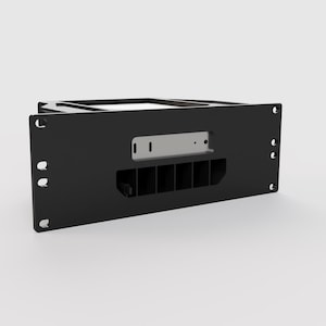 Può includere: Un rack in metallo nero con una piastra in metallo argentata e una serie di piccoli fori. Il rack ha una forma rettangolare ed è progettato per il montaggio.