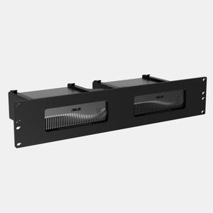 Może przedstawiać: Czarna obudowa typu rack z dwoma prostokątnymi wycięciami, z których każde ukazuje komponent marki ASUS z pionowym radiatorem. Metalowa płyta czołowa posiada otwory montażowe na obu końcach, umożliwiające instalację w szafie serwerowej.