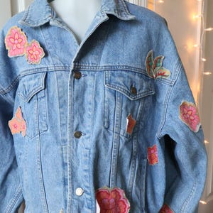 Patchwork Floral Jean Jacket, Upcycled Flower Jacket, Pink Flowers, Summer Jacket Women&#39;s Jean Jacket, Thrifted Vintage Jacket