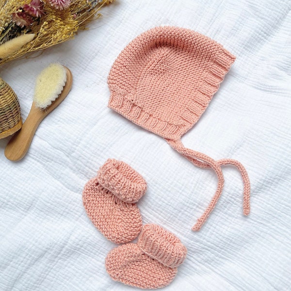 Ensemble Béguin et chaussons bébés en tricot taille naissance à 3 mois, tricot béguin en point mousse