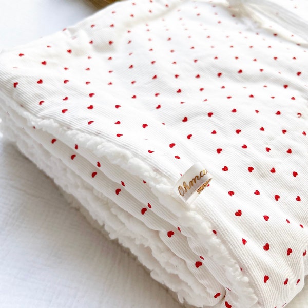 Grande couverture bébé en coton petits cœurs rouges et tissu effet mouton