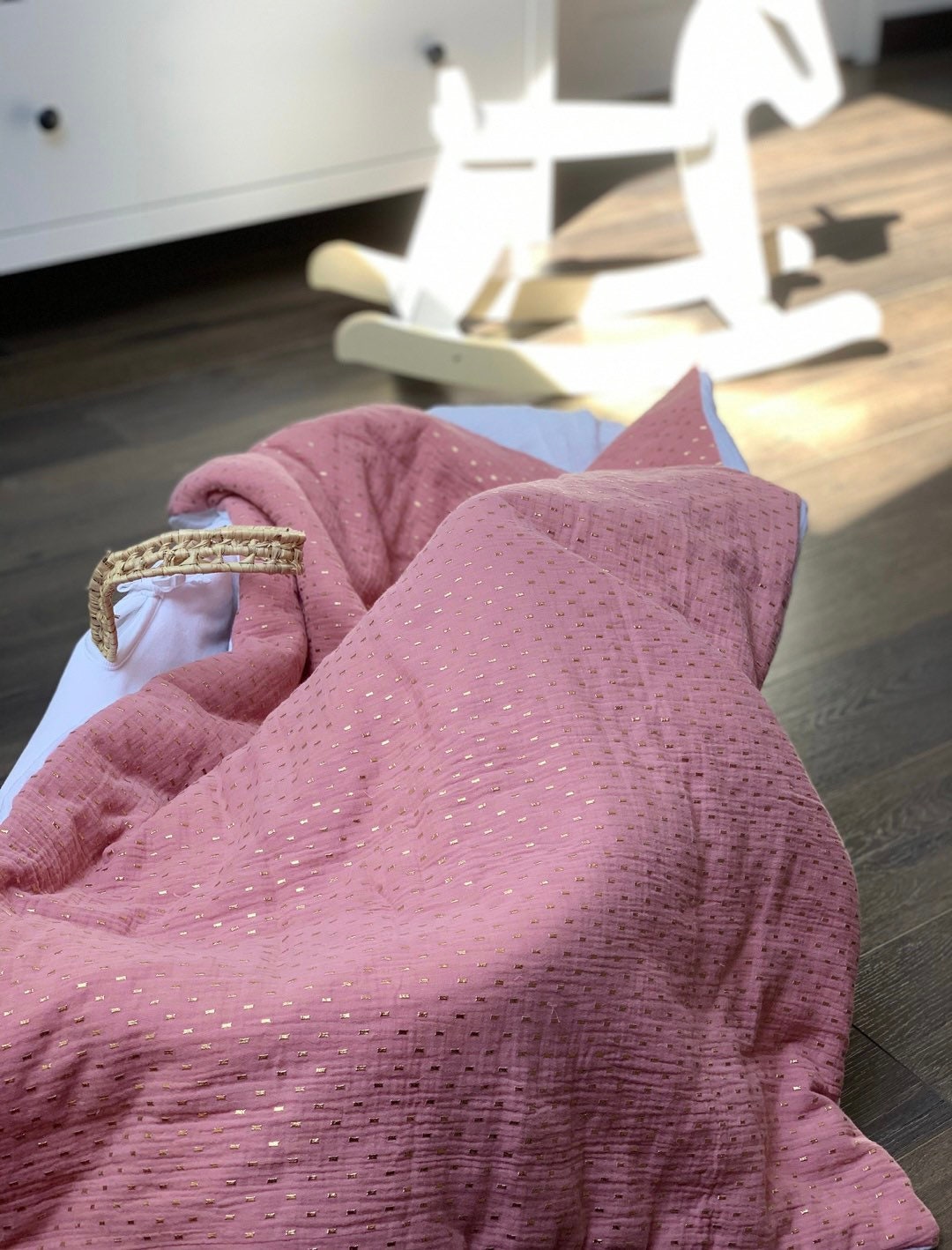 Grande Couverture Bébé en Double Gaze de Coton Blanche et Vieux Rose Dorée