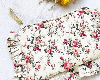 Pochette, trousse sezanelike matelassée et volant froufrou en coton fleuri