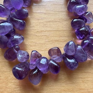 Amethyst Tropfen 25 Stück Hänger 7mm x 5mm  bis 8mm x 6mm Lila  Für Kette Ohrringe Anhänger gebohrt a519