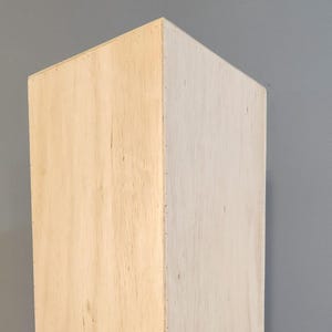 Puede incluir: Una caja de madera simple, de color marr&oacute;n claro, con una superficie lisa. La caja est&aacute; sentada en un suelo de madera marr&oacute;n oscuro.