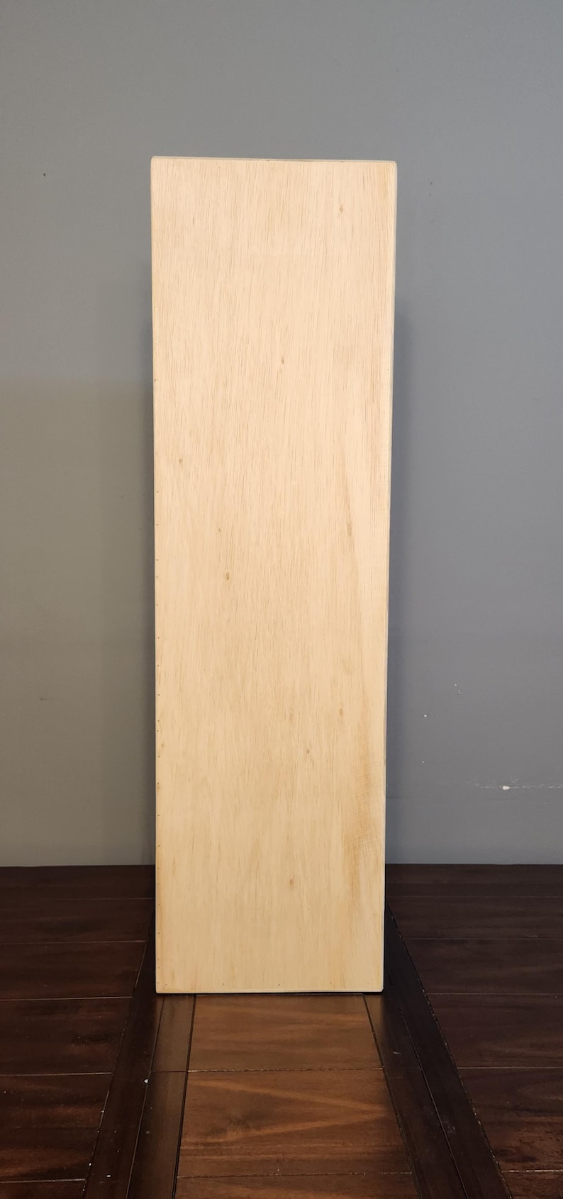 Puede incluir: Una tabla de madera marr&oacute;n claro con una superficie lisa.